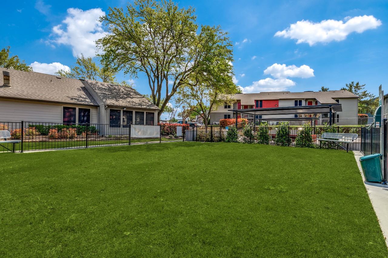 z-120122-The Hub - Photo 7 of 27