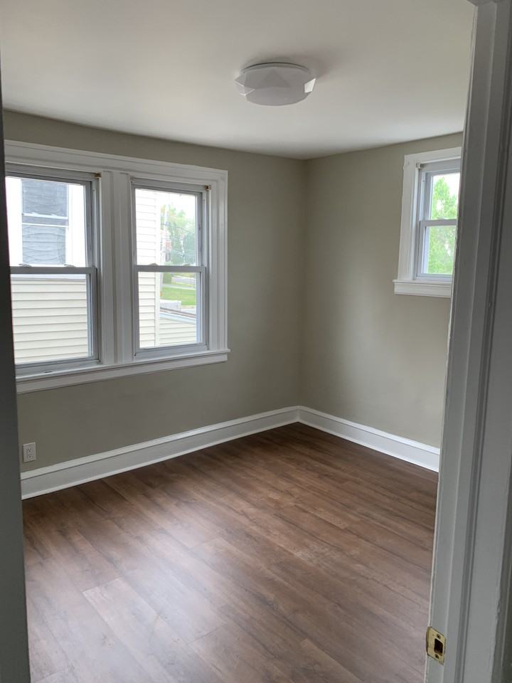 1108 Harding Dr - Photo 2 of 5