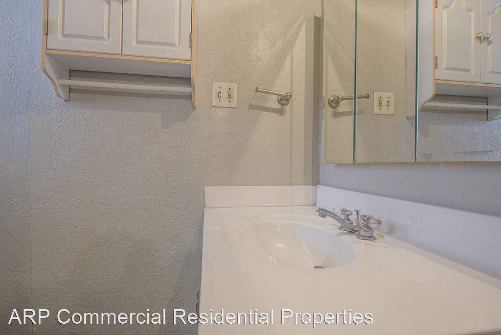 904 Ash Ln - Photo 2 of 21