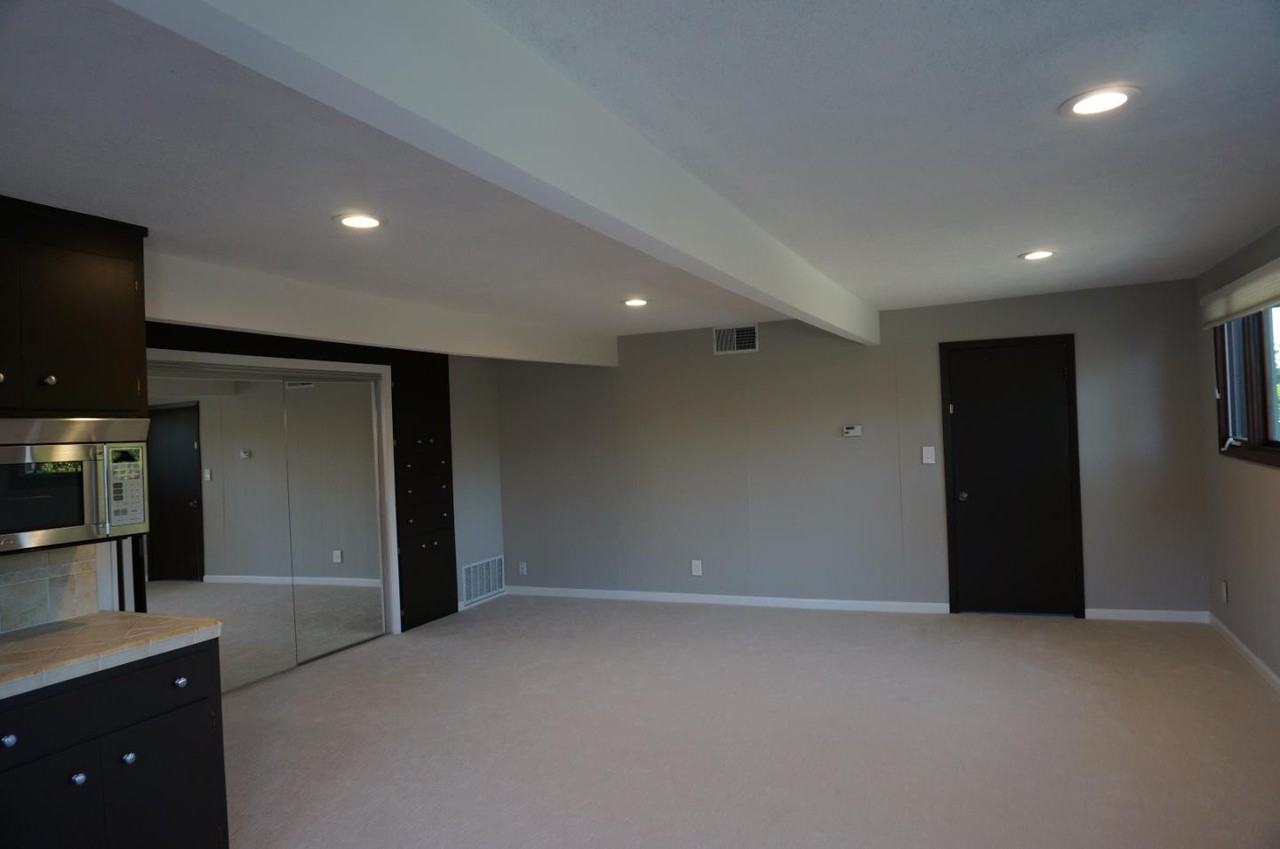 2140 Greenways Dr - Photo 3 of 6