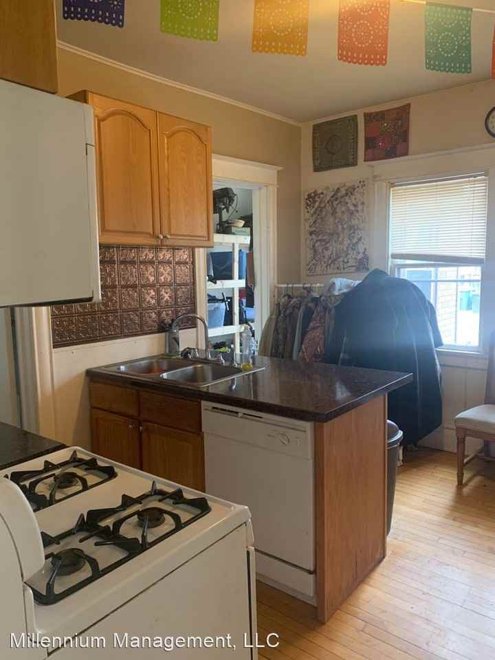 615 Pierce St NE - Photo 3 of 8