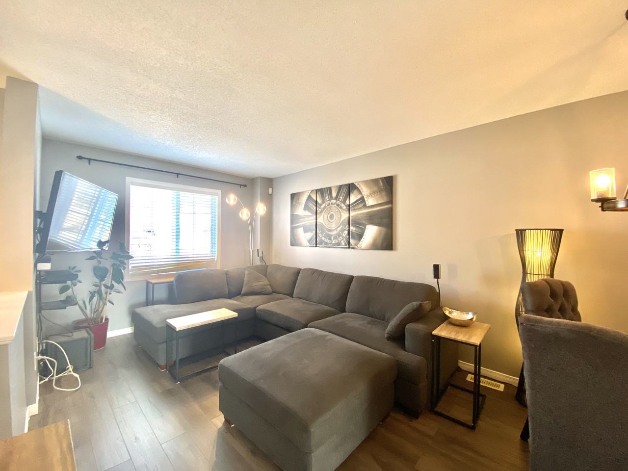 75 Manhattan Cres - Photo 3 of 12