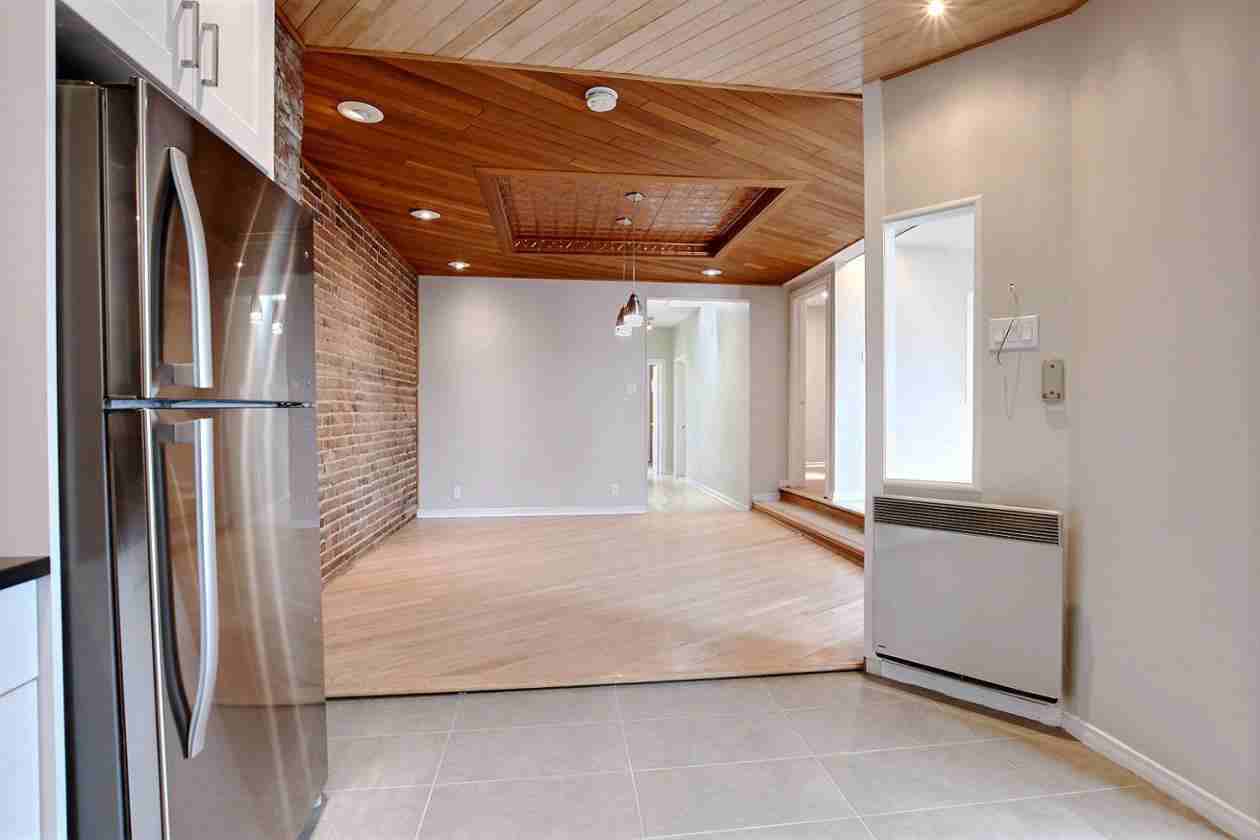 4243 Av Des érables - Photo 3 of 11