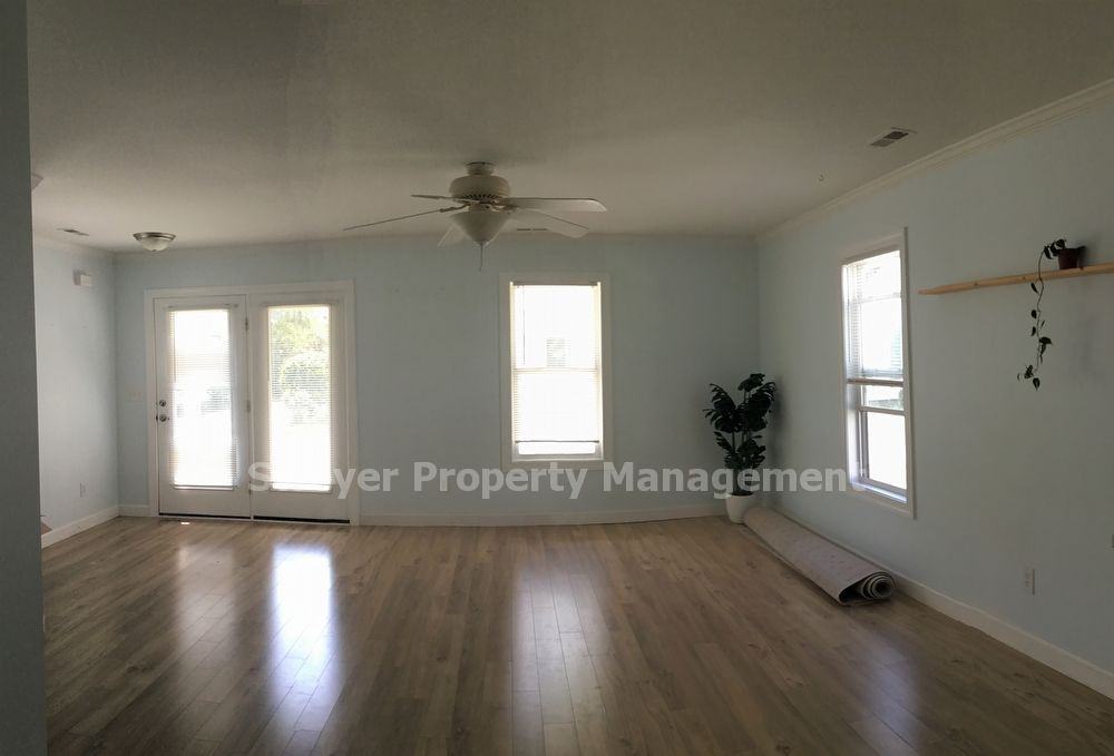 3227 Belmont Cir - Photo 2 of 11