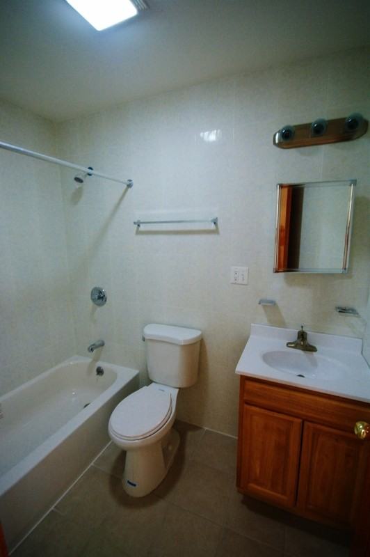 451 51st St #2 - Photo 4 of 139