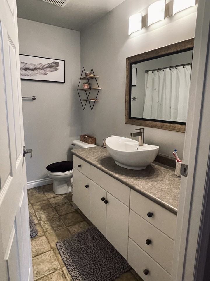 710 Blantyre Ave - Photo 2 of 11