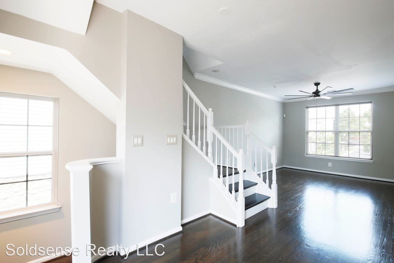 21818 Jarvis Sq - Photo 3 of 27