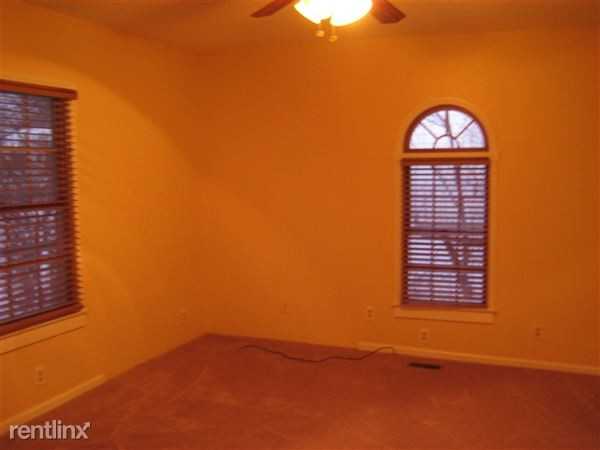 606 Main St - Photo 3 of 12