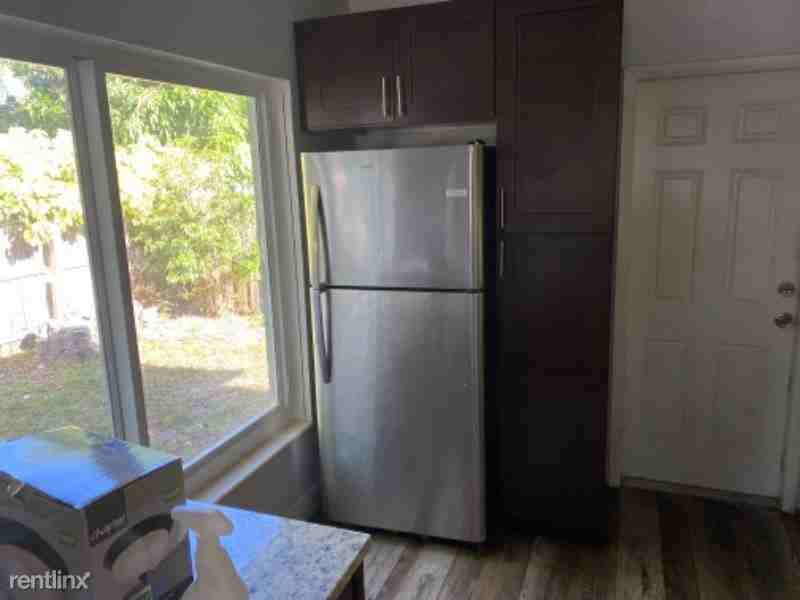 1313 Ne 11th St - Photo 2 of 7