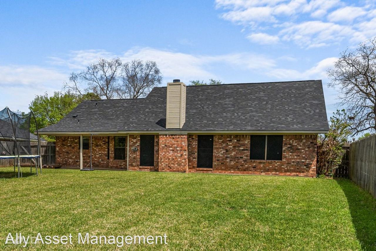 501 Southwood Dr - Photo 3 of 14