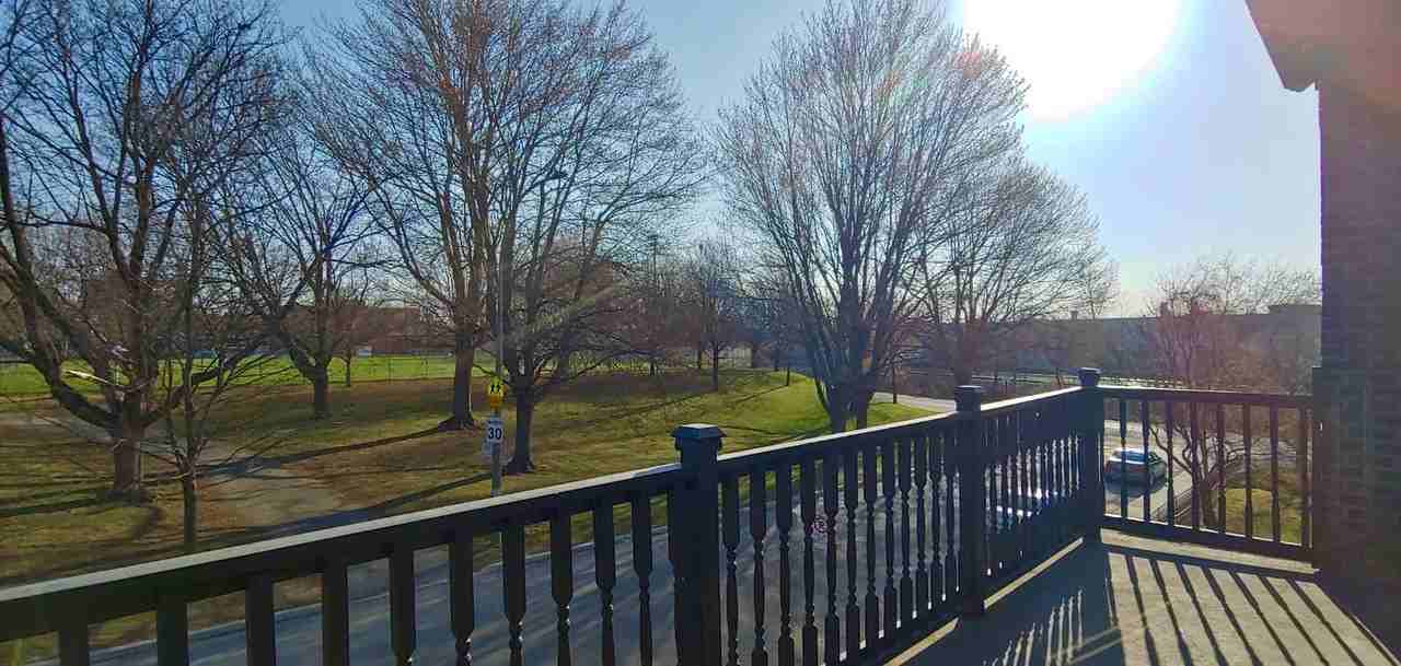 2352 Rue Park Row Ouest - Photo 2 of 26