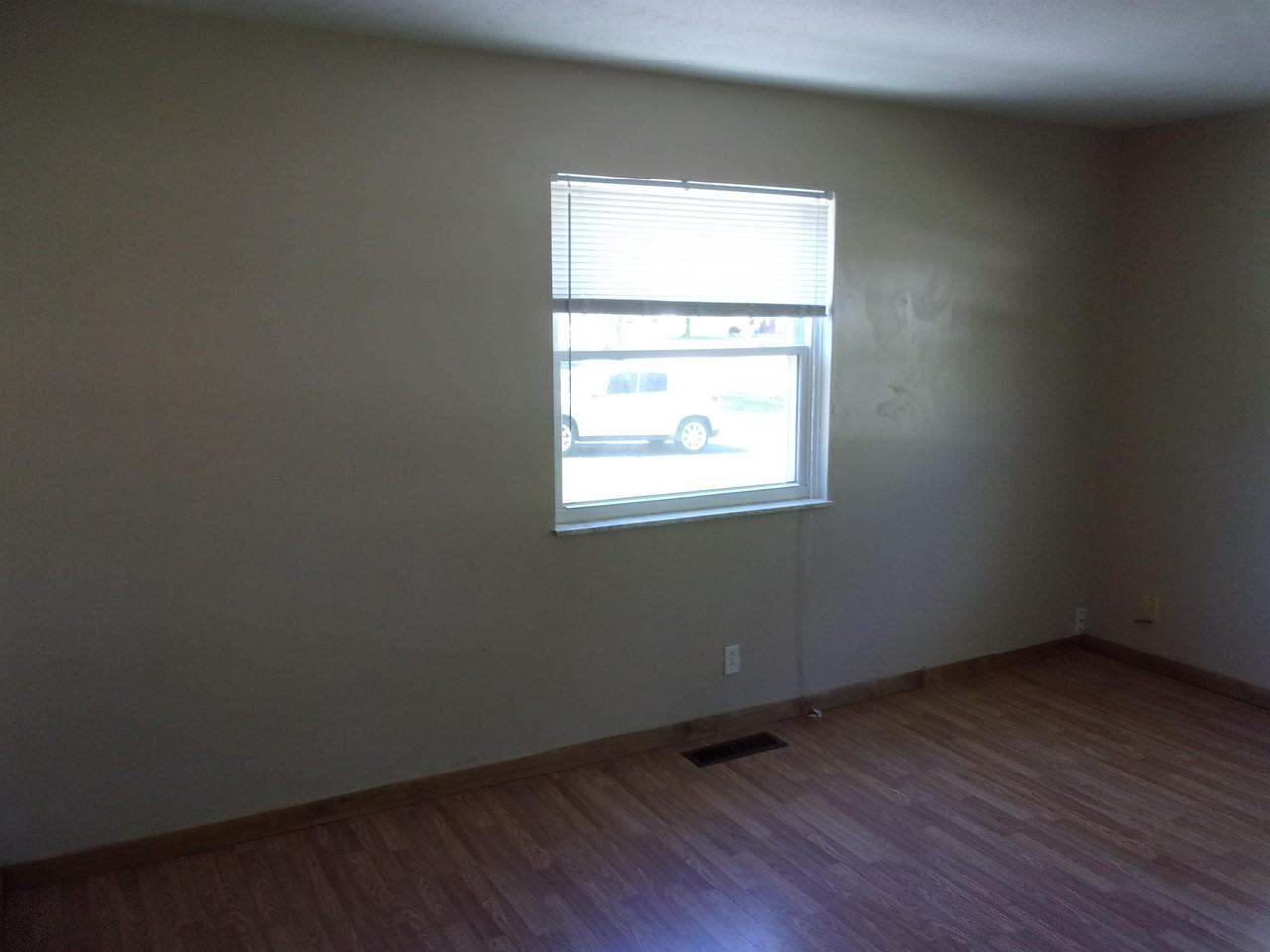 4366 Elmhurst Dr - Photo 6 of 17