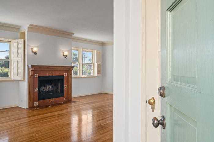 6059 Packard St - Photo 2 of 25