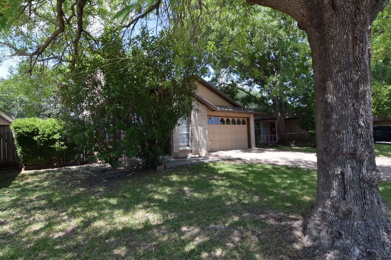 2722 Bowie Trl - Photo 2 of 15