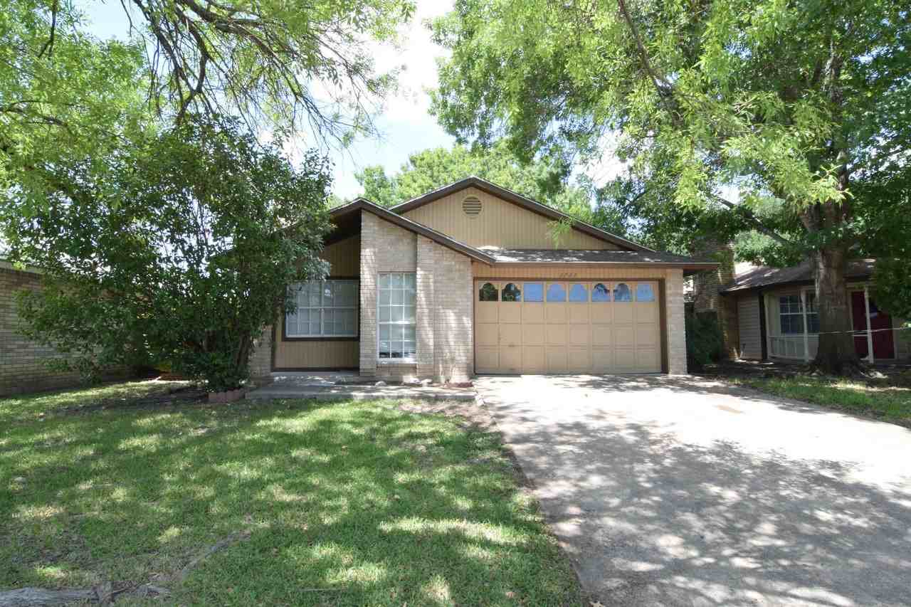 2722 Bowie Trl - Photo 3 of 15