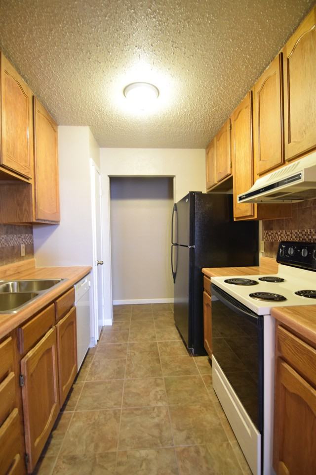 2722 Bowie Trl - Photo 4 of 15