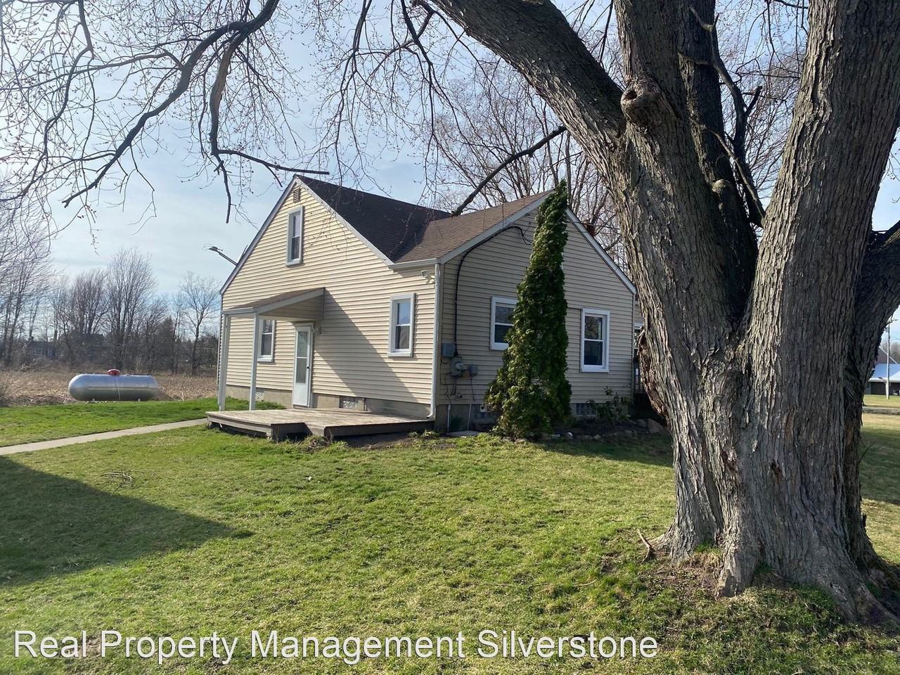 15157 Gould Rd - Photo 3 of 11