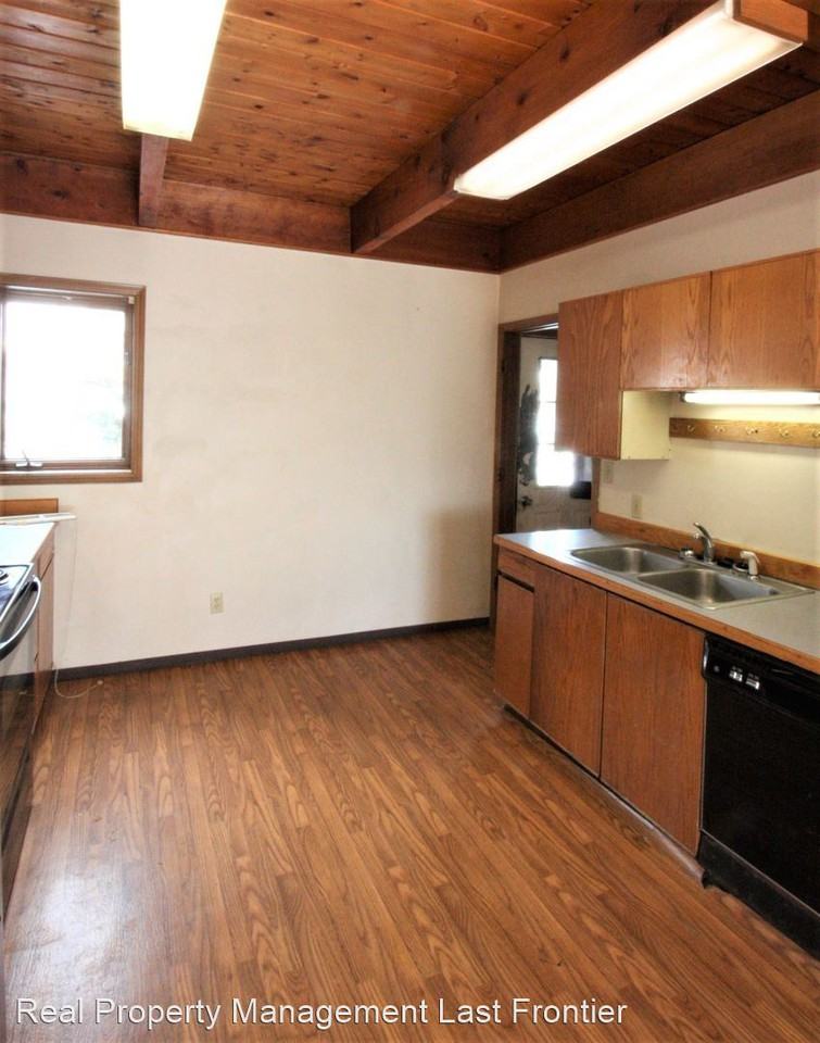 123 Bayview Ave - Photo 3 of 17