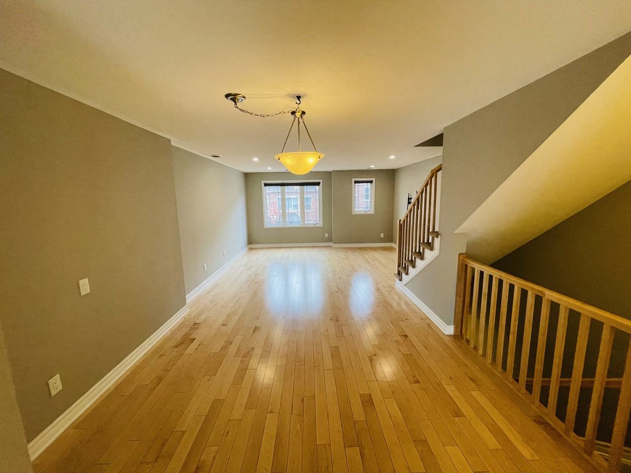 440 Av Leboutillier - Photo 3 of 9