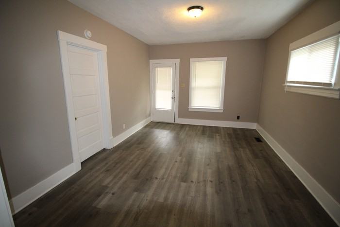 113 E Garrett St - Photo 2 of 10