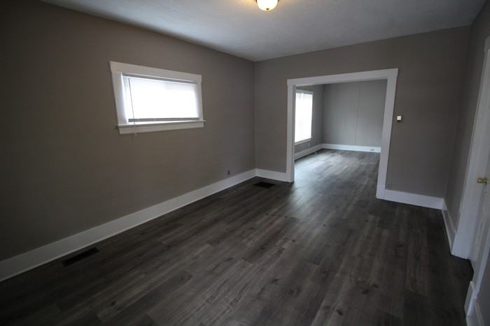 113 E Garrett St - Photo 3 of 10