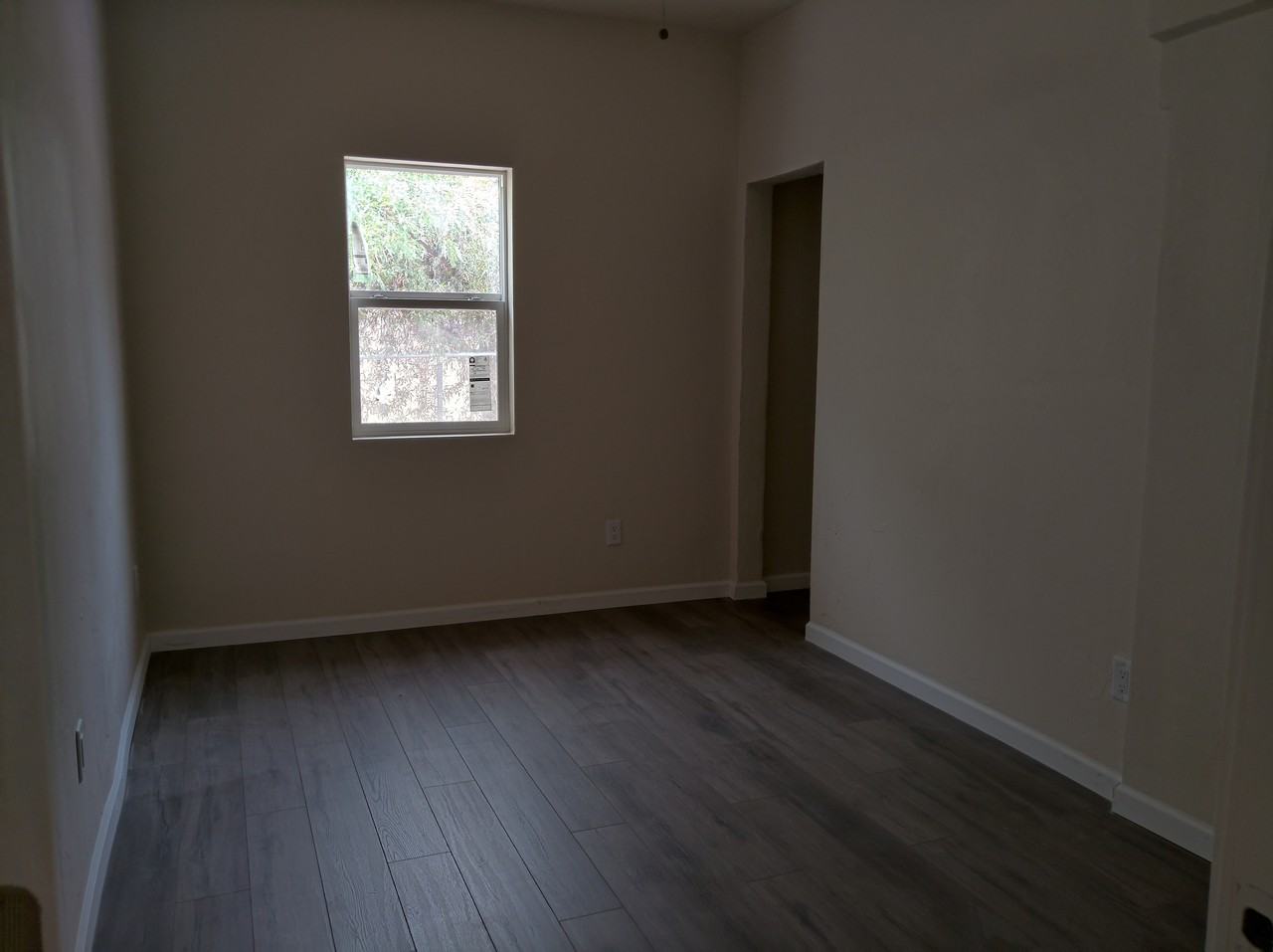 1536 East 8th Street - Photo 5 of 17