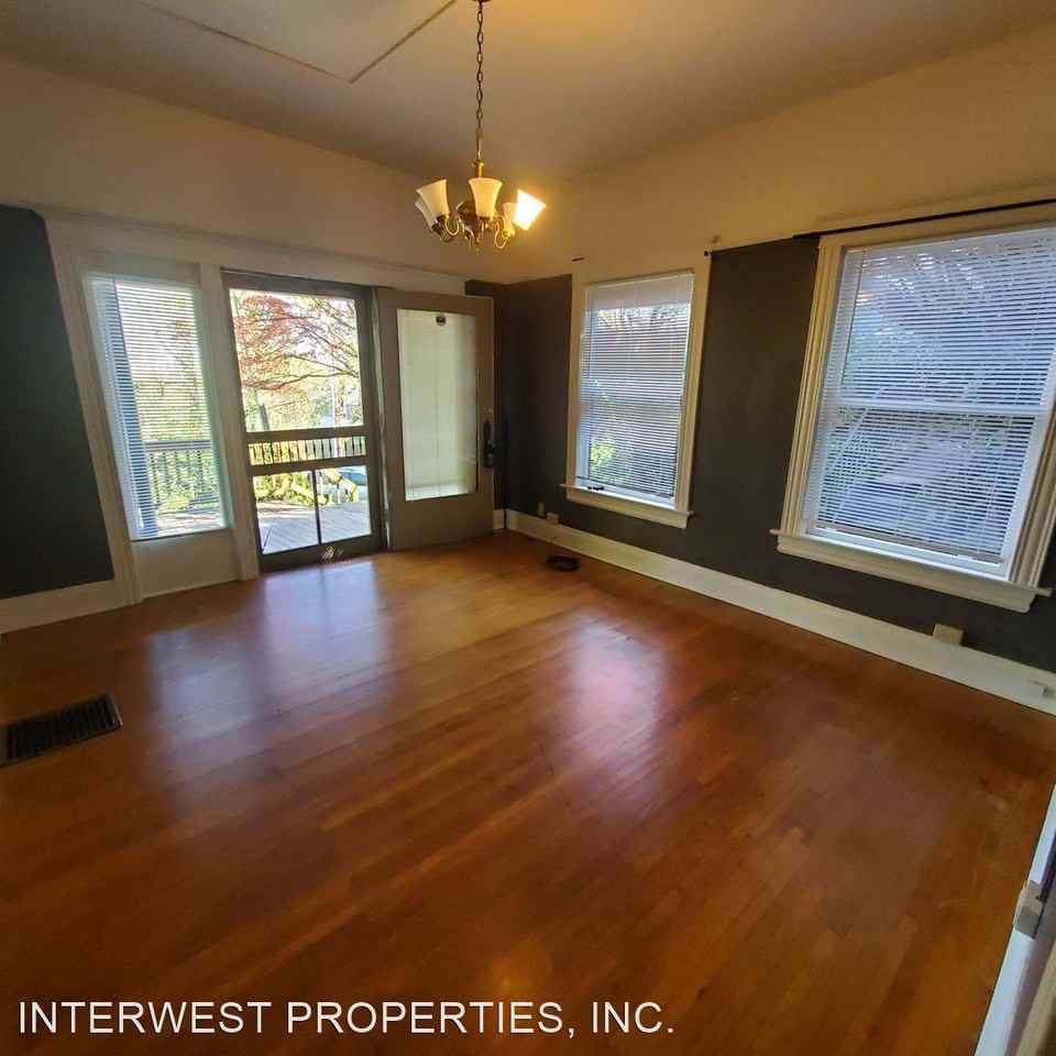 1843 SW 16TH AVE - Photo 2 of 10