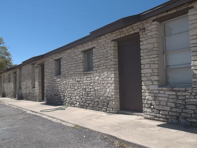 1134-1140 W Highway 190 - Photo 2 of 3