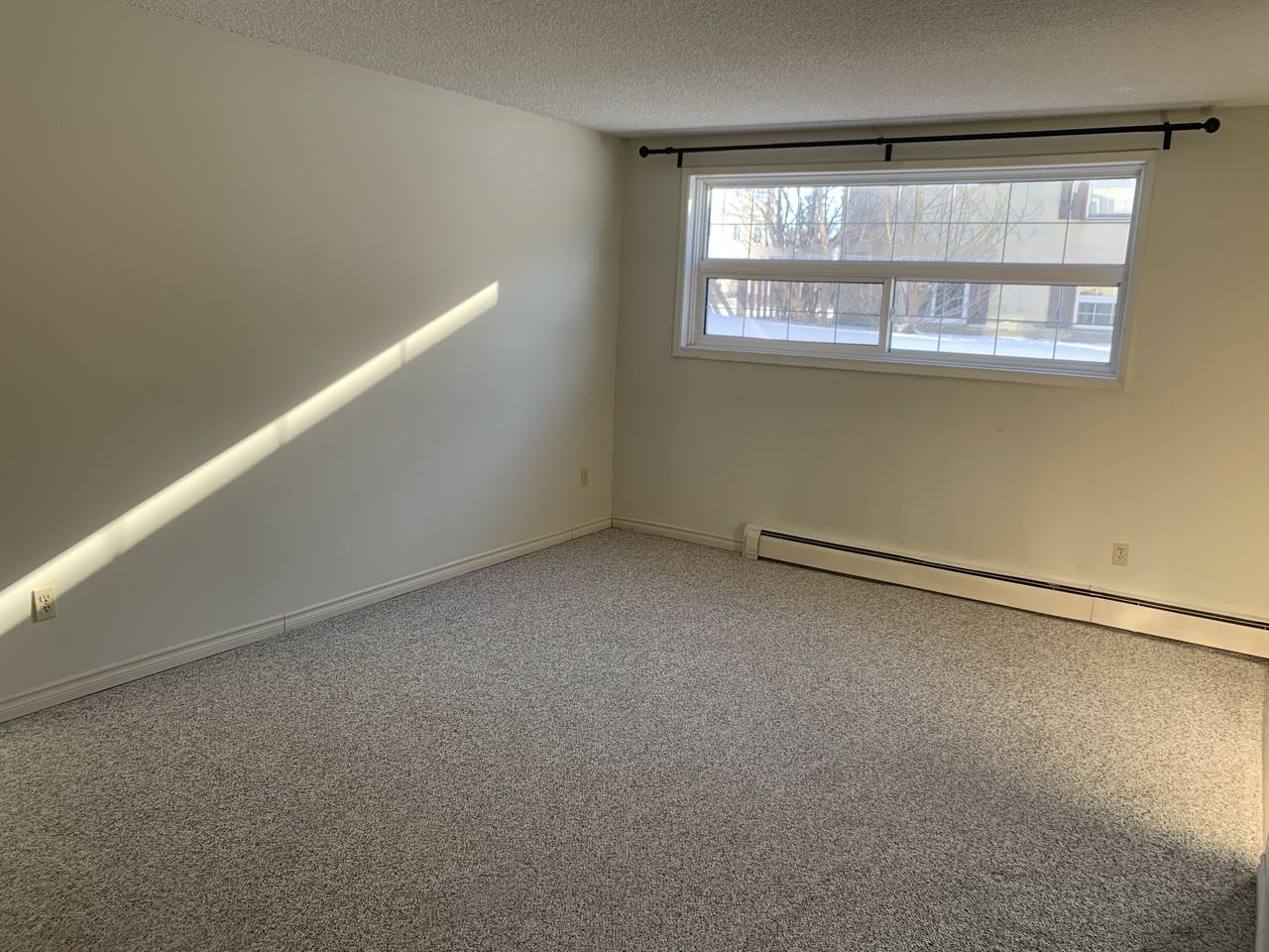 10025 152 St Nw - Photo 4 of 7