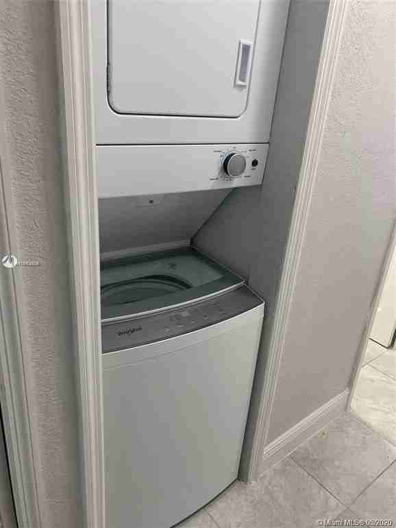 2761 2761 NW 45th Street - 2 - Photo 3 of 8