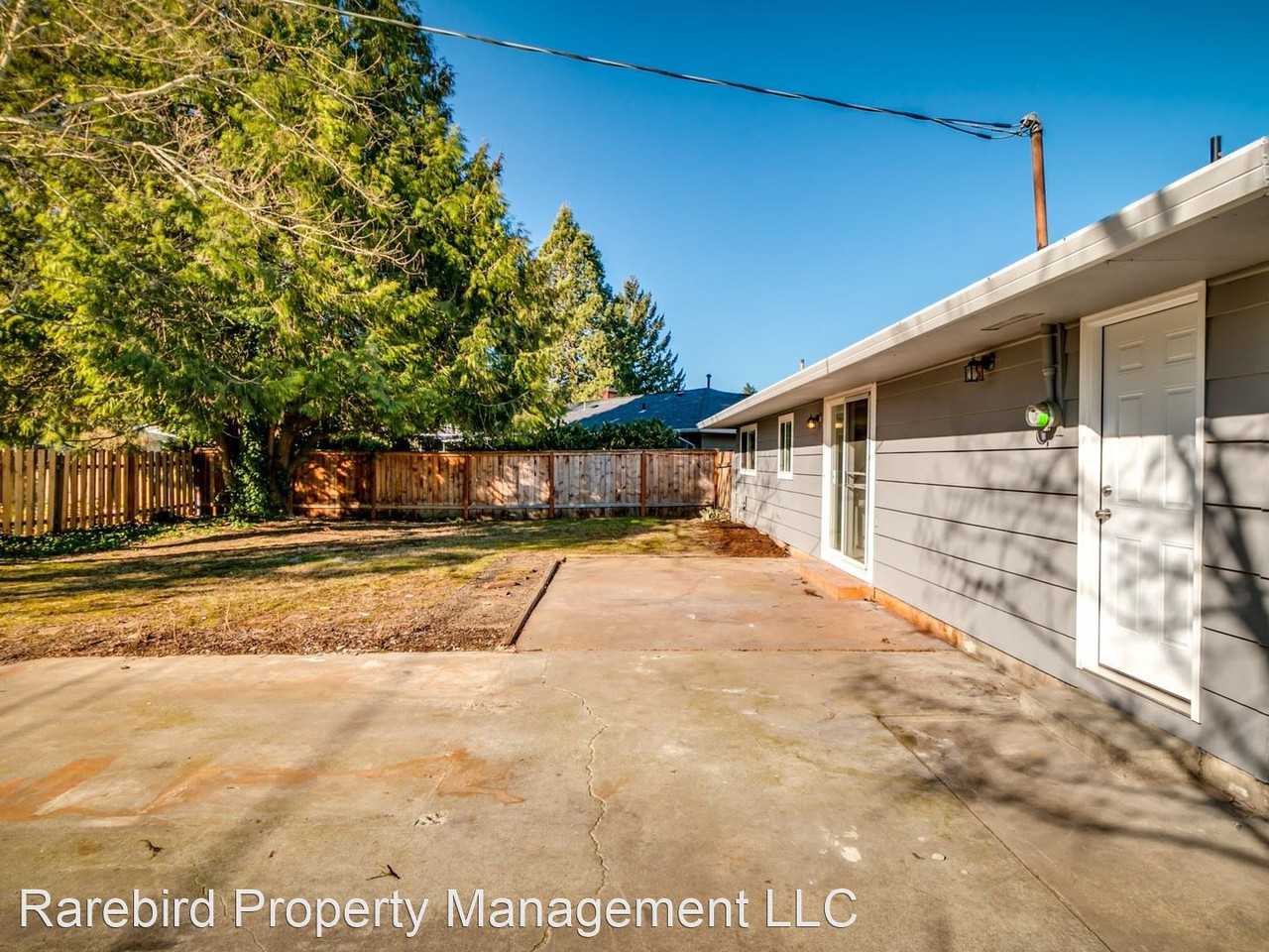 4420 Se Fieldcrest St - Photo 3 of 40