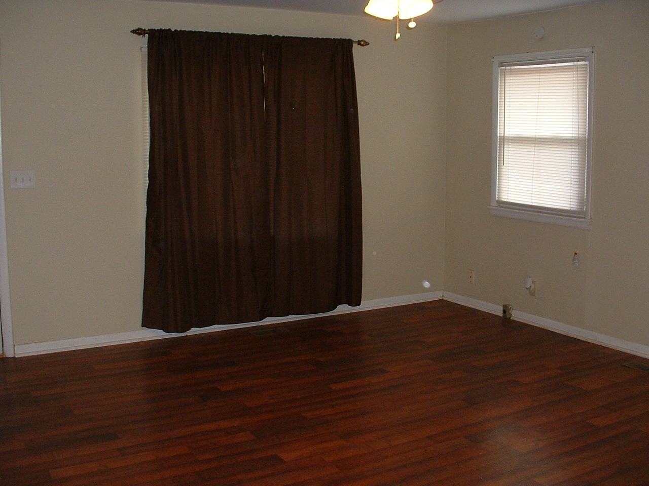 3105 E Riverside Dr - Photo 3 of 9