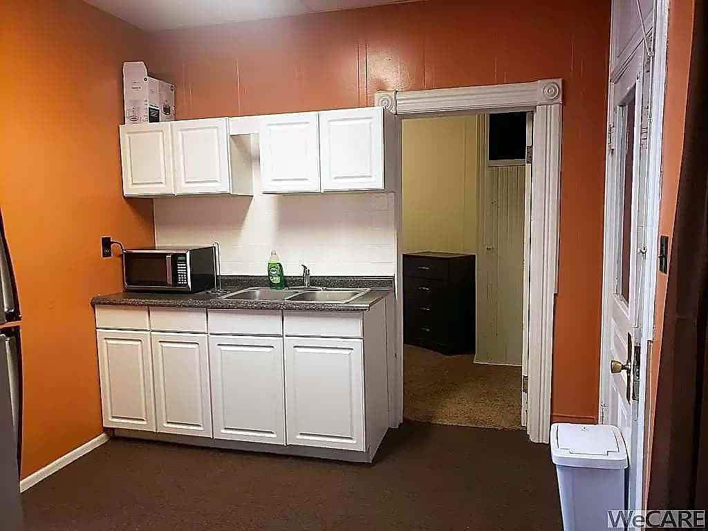 412 E Columbus St - Photo 3 of 9