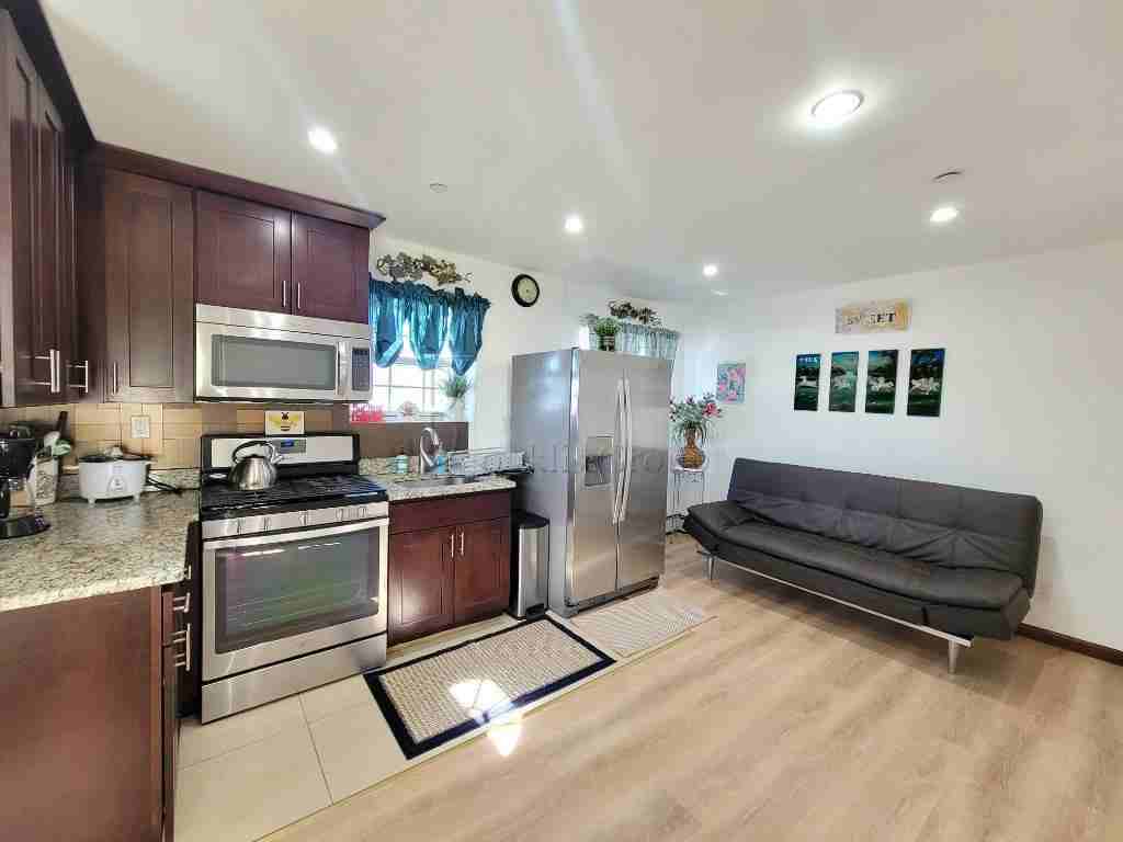 8620 124th St #3 - Photo 2 of 9