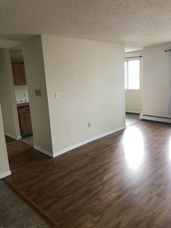 4511 36 Avenue Northwest - Photo 3 of 7