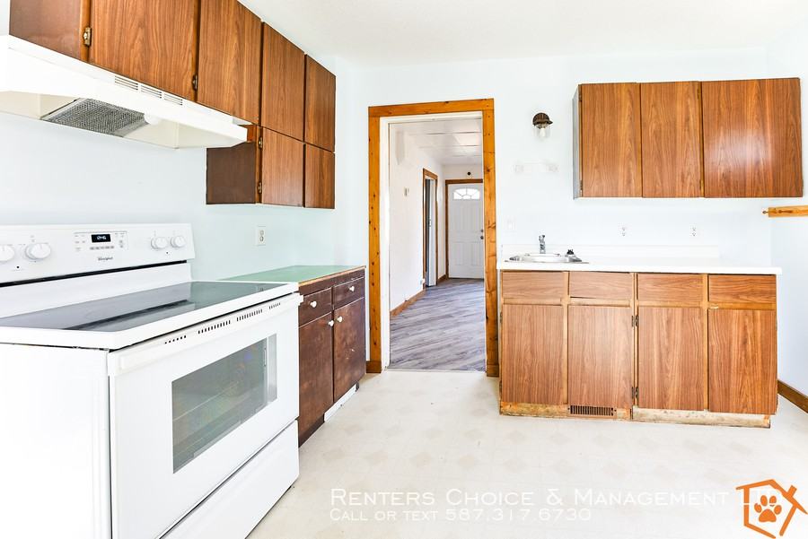 5004 44 Ave - Photo 3 of 11