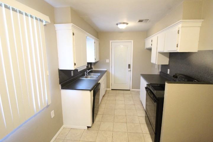 704 Northwest 1st Street - Photo 3 of 11