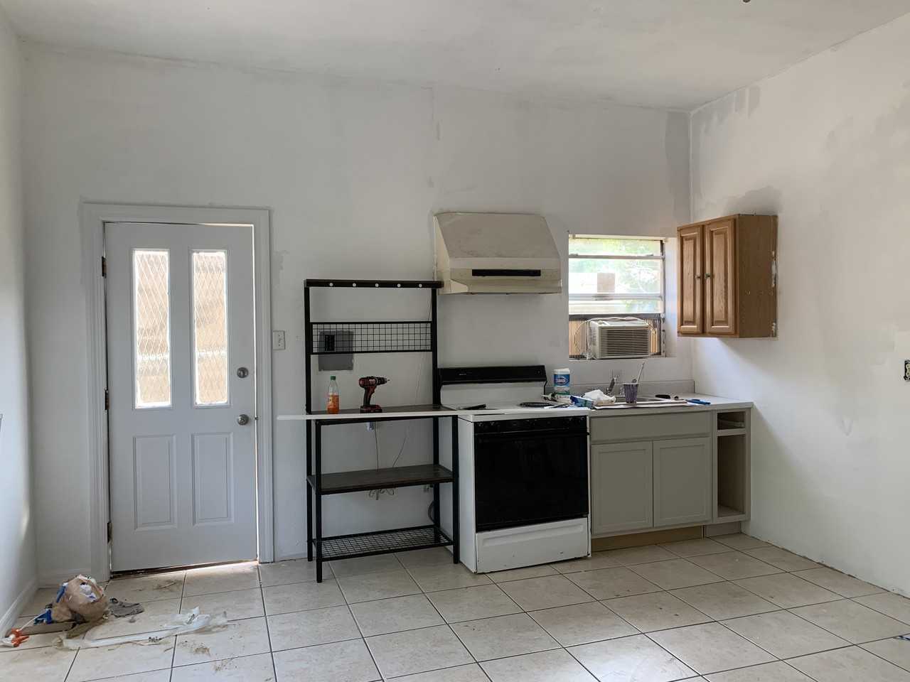 811 S Mahon Ave - Photo 2 of 3