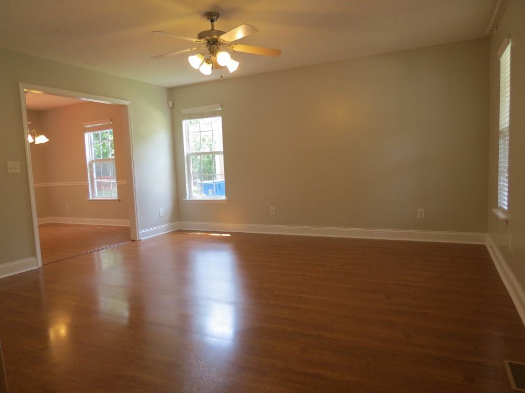 10 Knightsbridge Ct - Photo 2 of 24