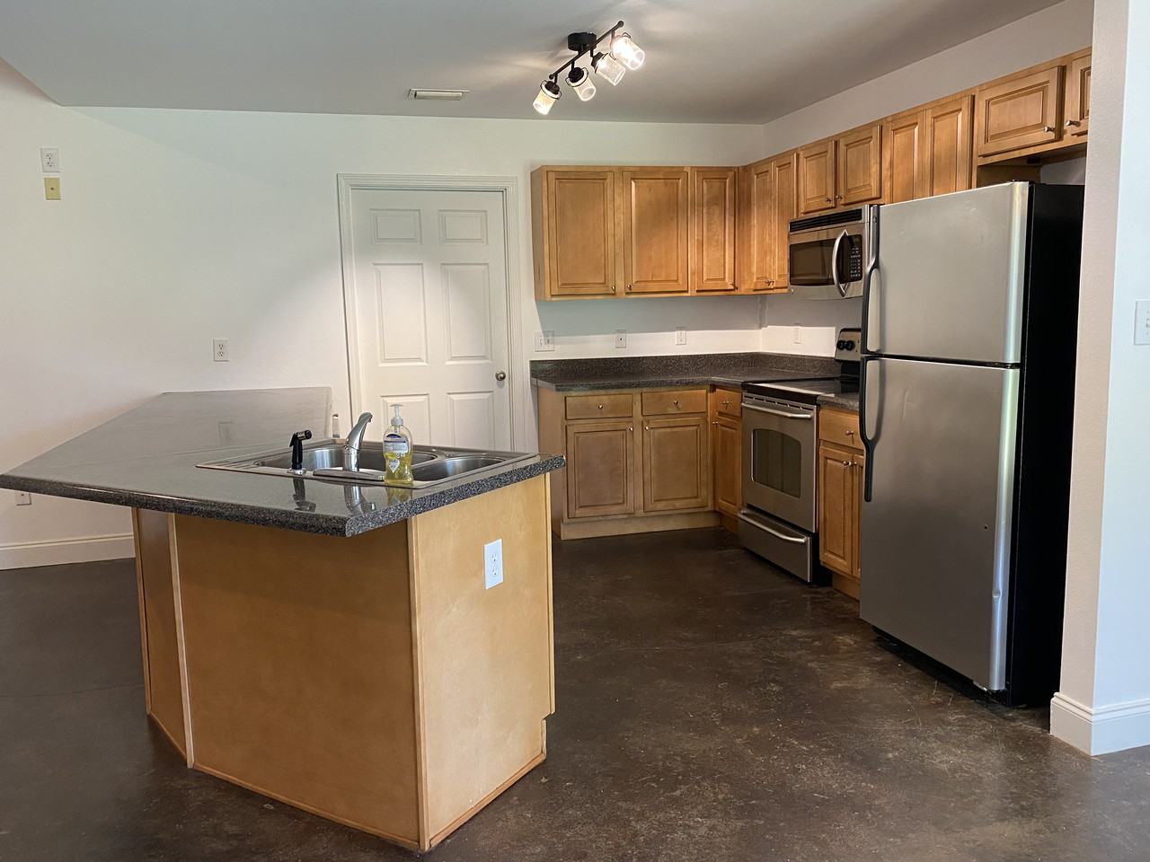 14661 Silver Oaks Loop - Photo 3 of 11