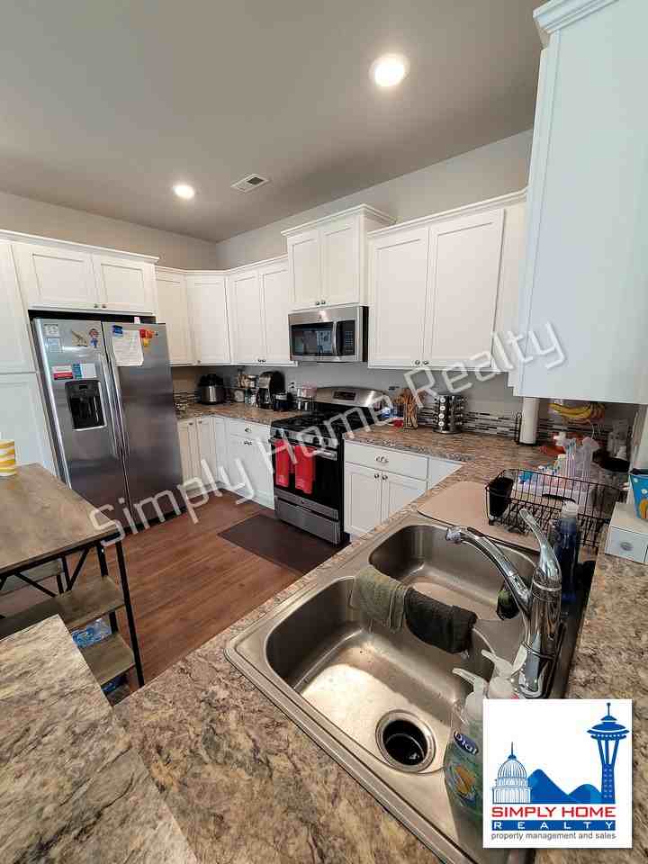 3411 Juno Street Northeast - Photo 6 of 19