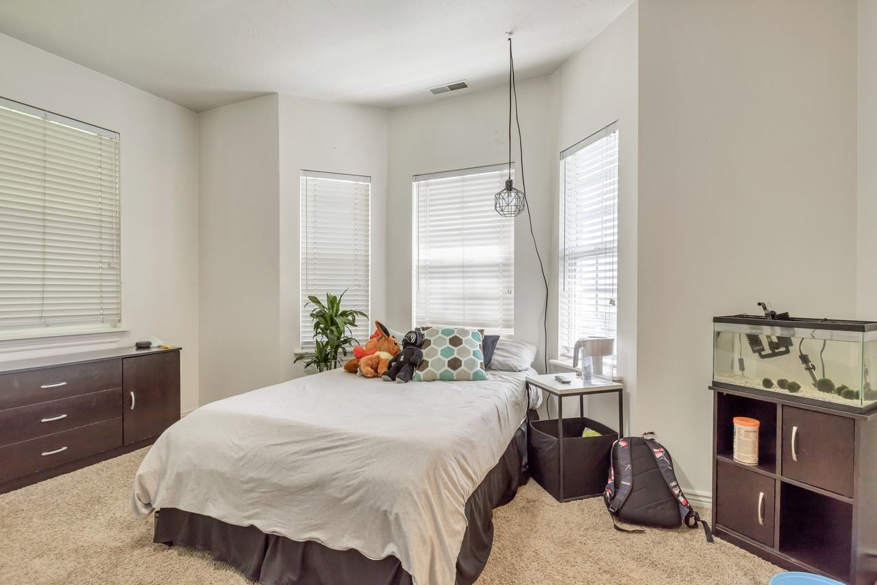 504 N Seven Peaks Blvd - Photo 2 of 17