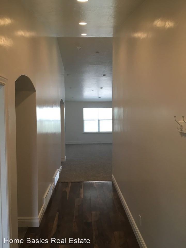 1040 Bear Hollow Ln - Photo 3 of 24