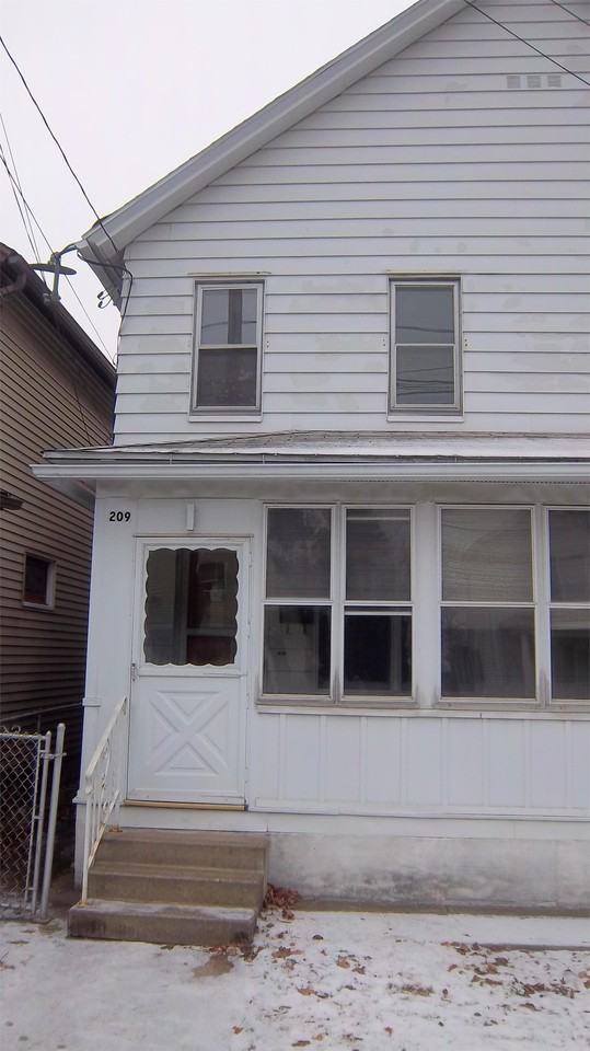 209 W Grove St - Photo 2 of 14