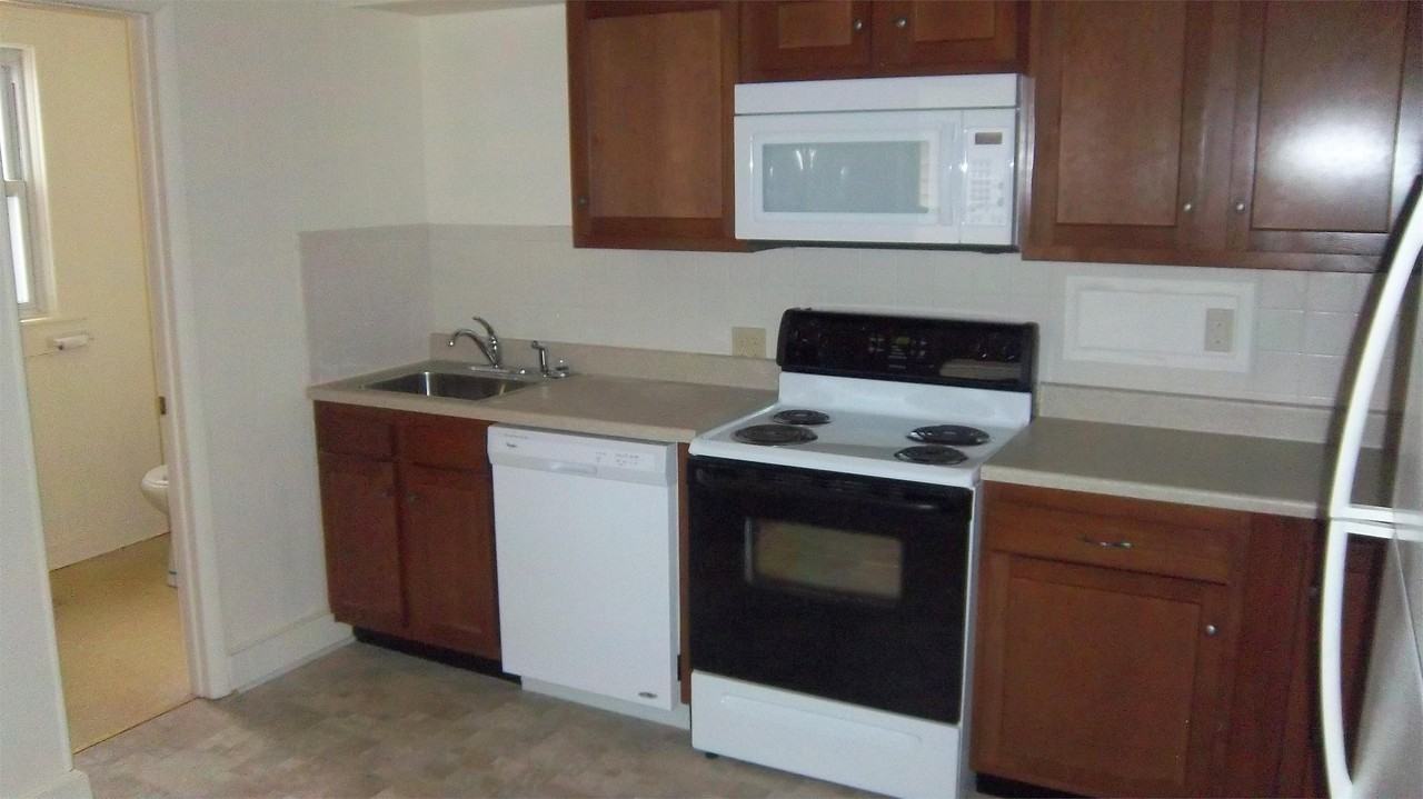 209 W Grove St - Photo 3 of 14