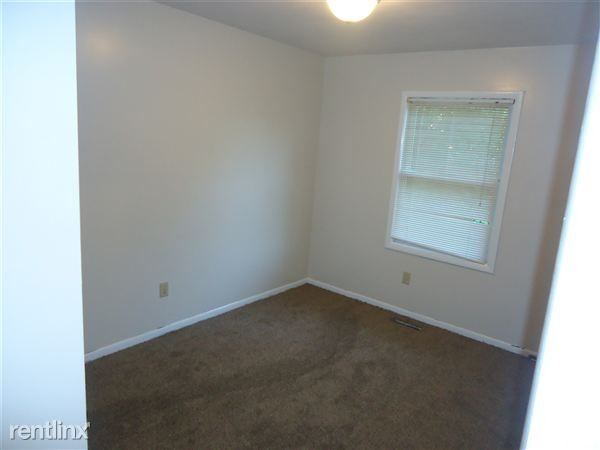 705 Hyatt St - Photo 2 of 8