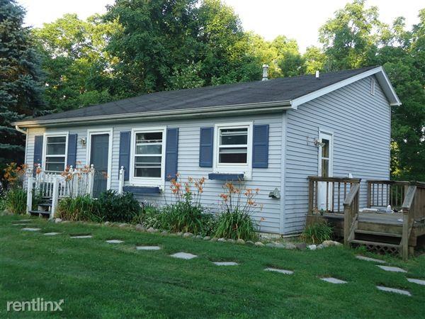 705 Hyatt St - Photo 3 of 8