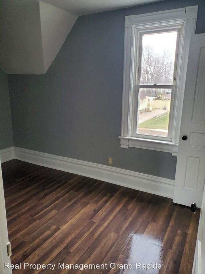 918 5th Ave - Photo 2 of 6
