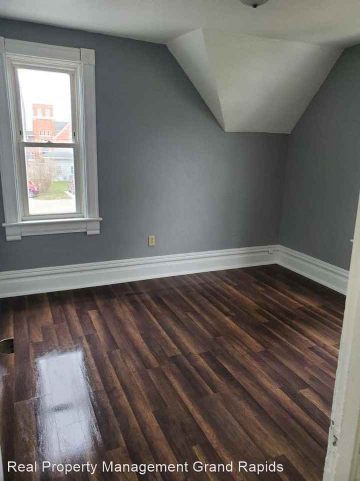 918 5th Ave - Photo 3 of 6