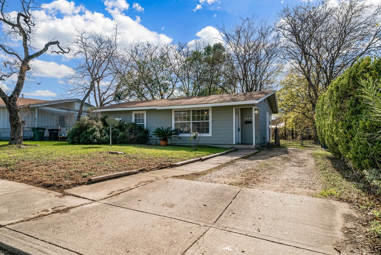 1222 West Thorain Boulevard #1 - Photo 3 of 27